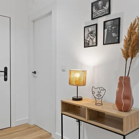 Apartment Picasso, 6 Personas, Espacioso Piso De Diseno Gijon