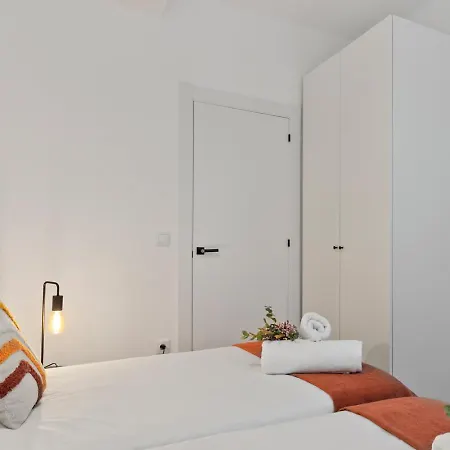 Picasso, 6 Personas, Espacioso Piso De Diseno Gijon