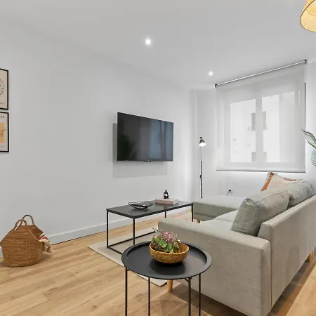 Picasso, 6 Personas, Espacioso Piso De Diseno * خيخون